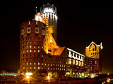 Фото здания ночью